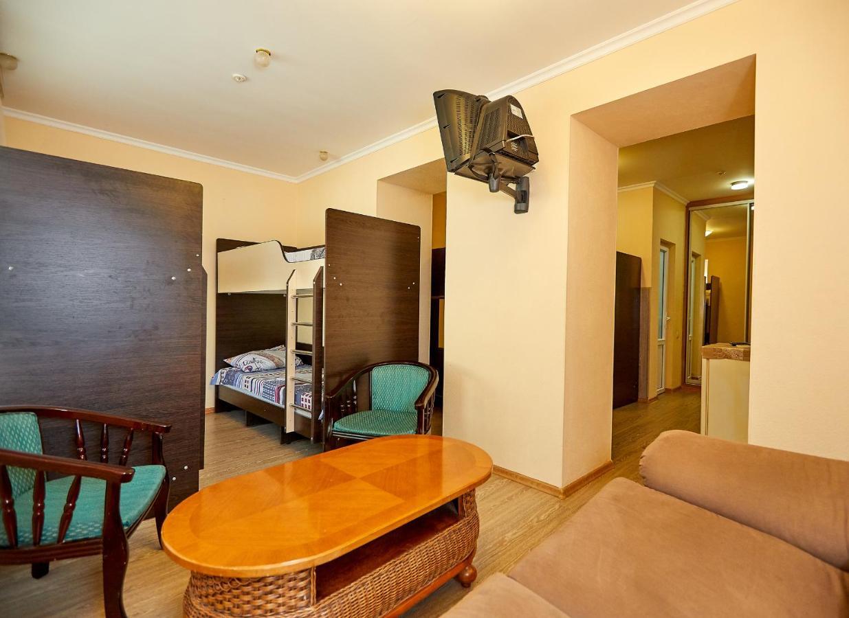 Oasis Hotel Odessa Buitenkant foto