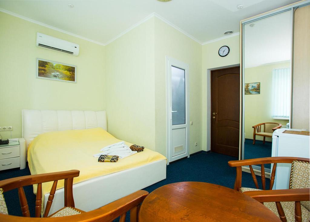 Oasis Hotel Odessa Buitenkant foto