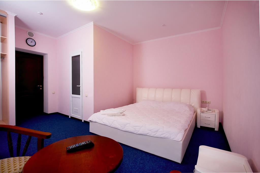 Oasis Hotel Odessa Buitenkant foto