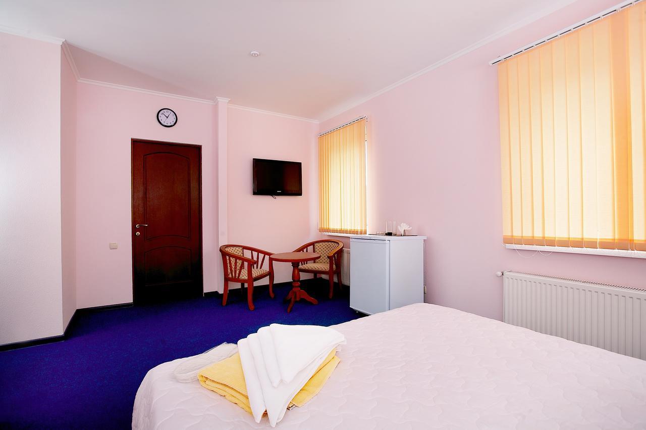 Oasis Hotel Odessa Buitenkant foto